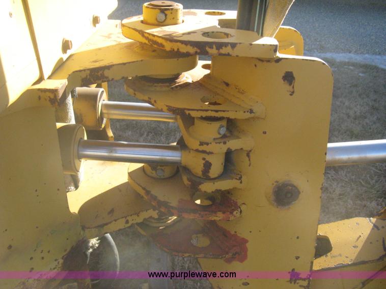 image for item I5717 1997 Vermeer V8100 trencher