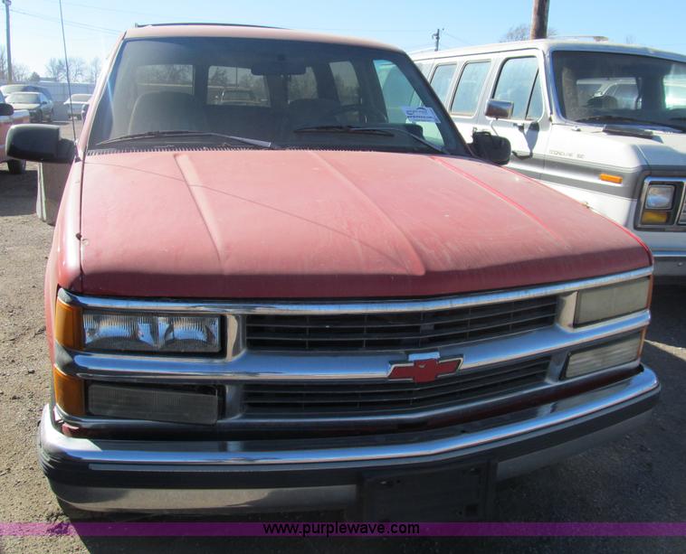 image for item G9595 1993 Chevrolet Suburban 1500 SUV