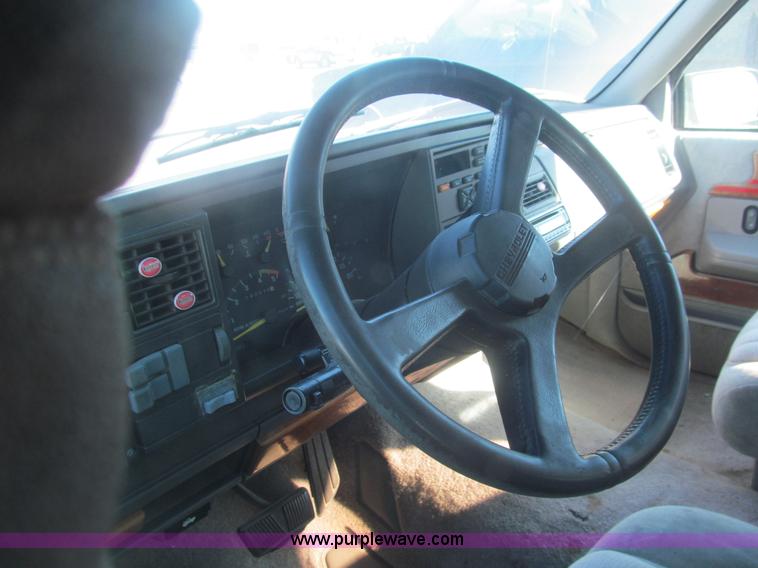 image for item G9595 1993 Chevrolet Suburban 1500 SUV