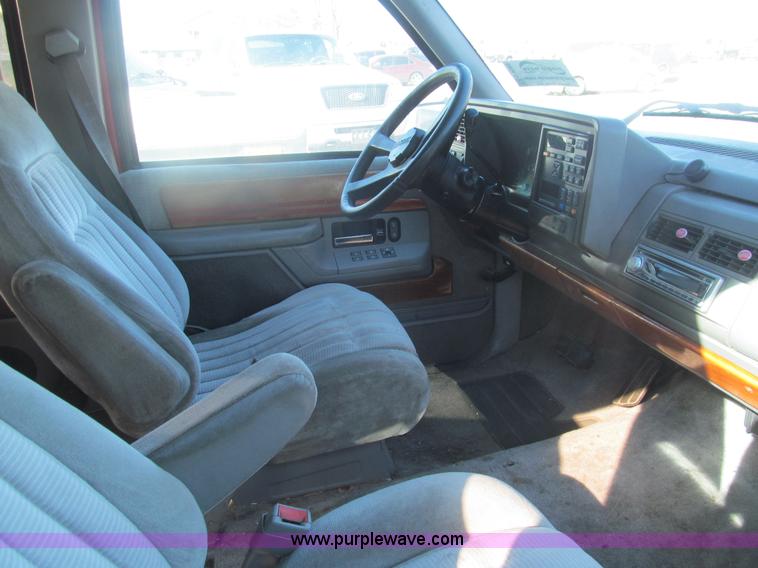 image for item G9595 1993 Chevrolet Suburban 1500 SUV