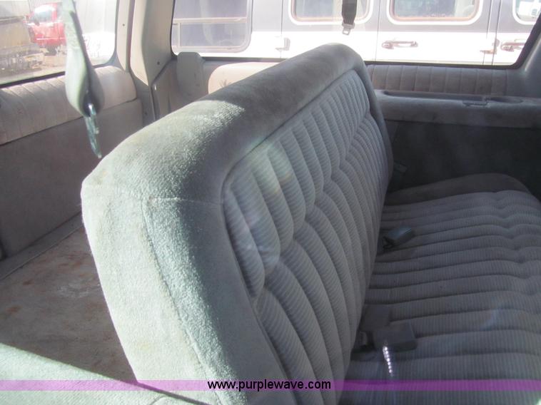 image for item G9595 1993 Chevrolet Suburban 1500 SUV