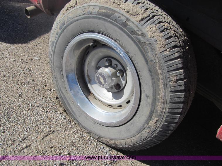 image for item G9595 1993 Chevrolet Suburban 1500 SUV