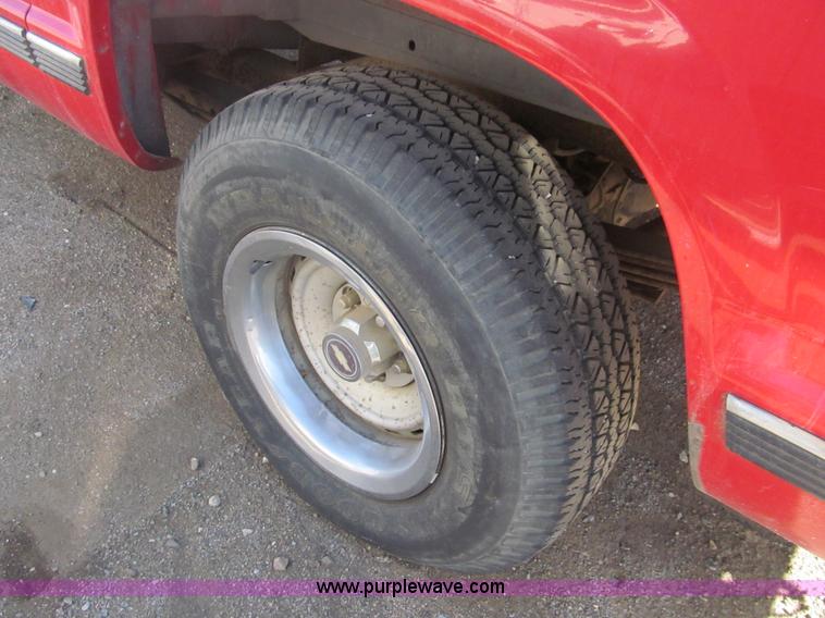 image for item G9595 1993 Chevrolet Suburban 1500 SUV