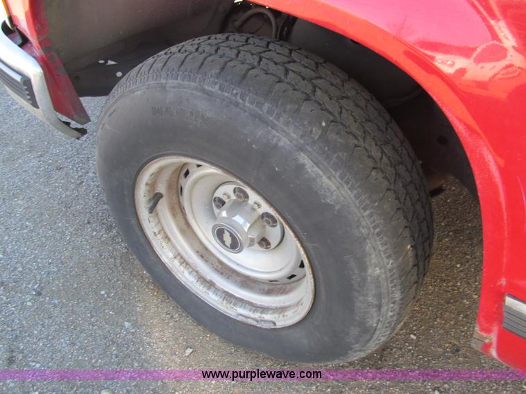 image for item G9595 1993 Chevrolet Suburban 1500 SUV