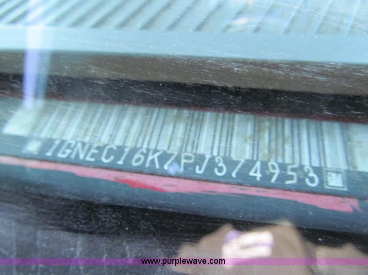 image for item G9595 1993 Chevrolet Suburban 1500 SUV