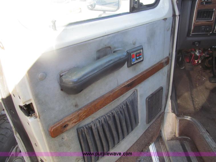 image for item G9596 1989 Ford Econoline E150 van