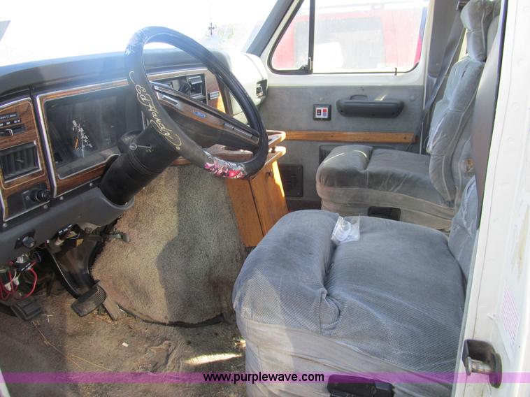 image for item G9596 1989 Ford Econoline E150 van