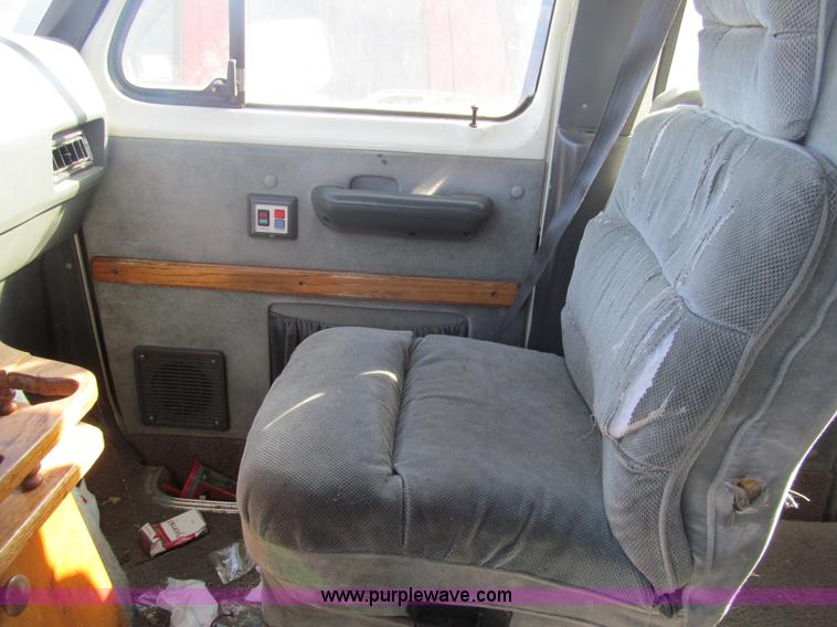 image for item G9596 1989 Ford Econoline E150 van