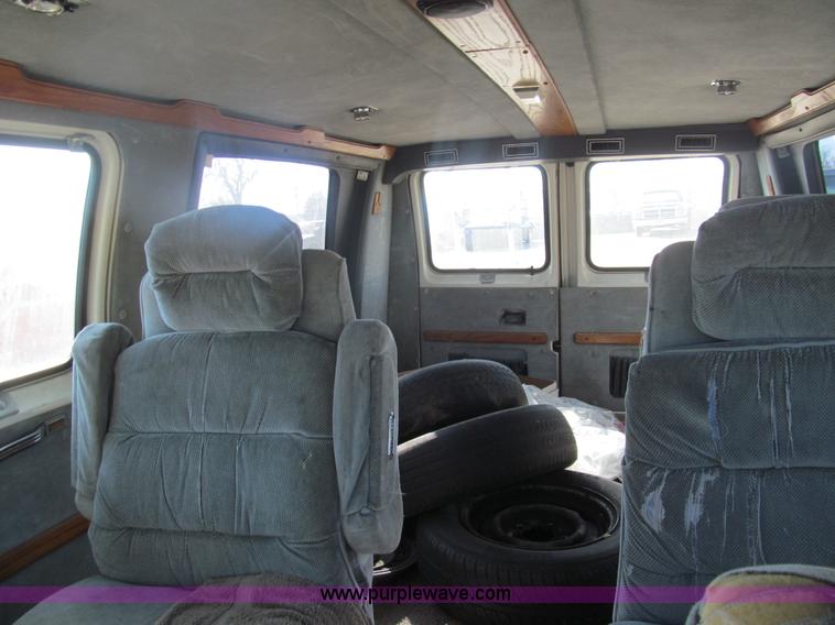 image for item G9596 1989 Ford Econoline E150 van