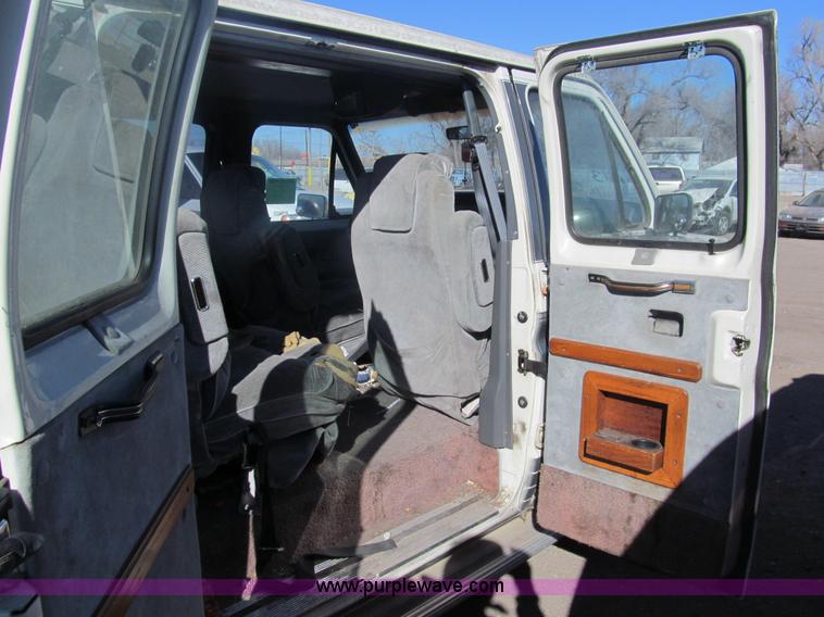 image for item G9596 1989 Ford Econoline E150 van