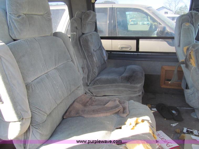 image for item G9596 1989 Ford Econoline E150 van