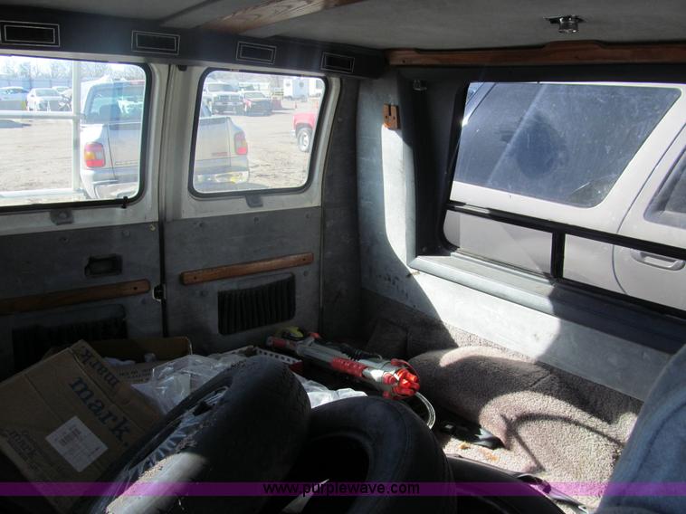 image for item G9596 1989 Ford Econoline E150 van