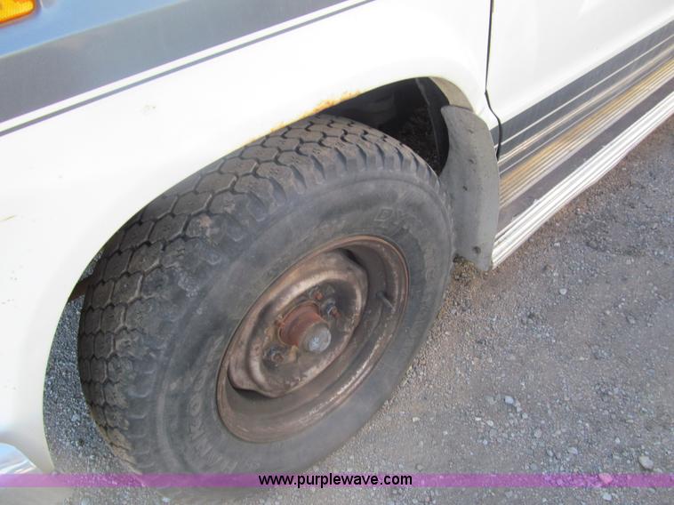 image for item G9596 1989 Ford Econoline E150 van