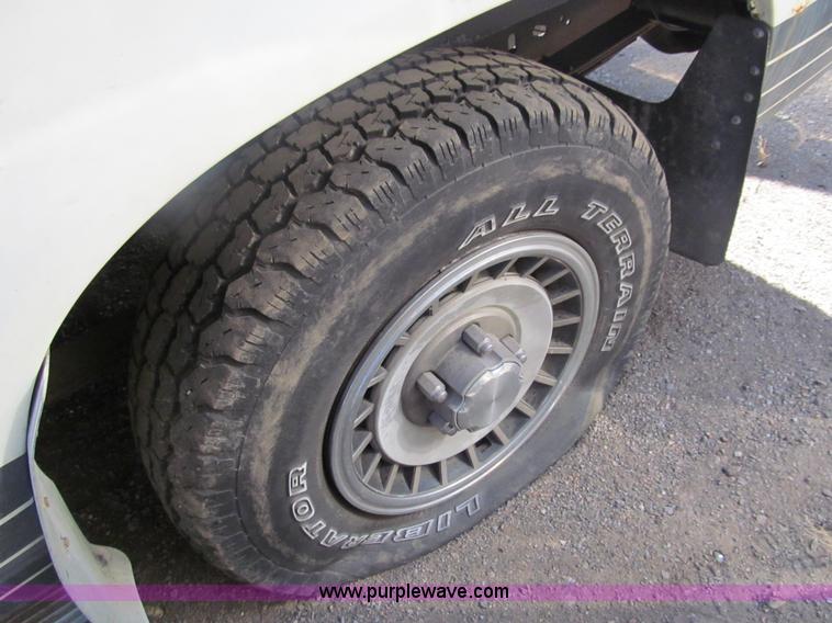 image for item G9596 1989 Ford Econoline E150 van