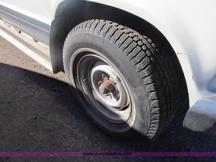 image for item G9596 1989 Ford Econoline E150 van