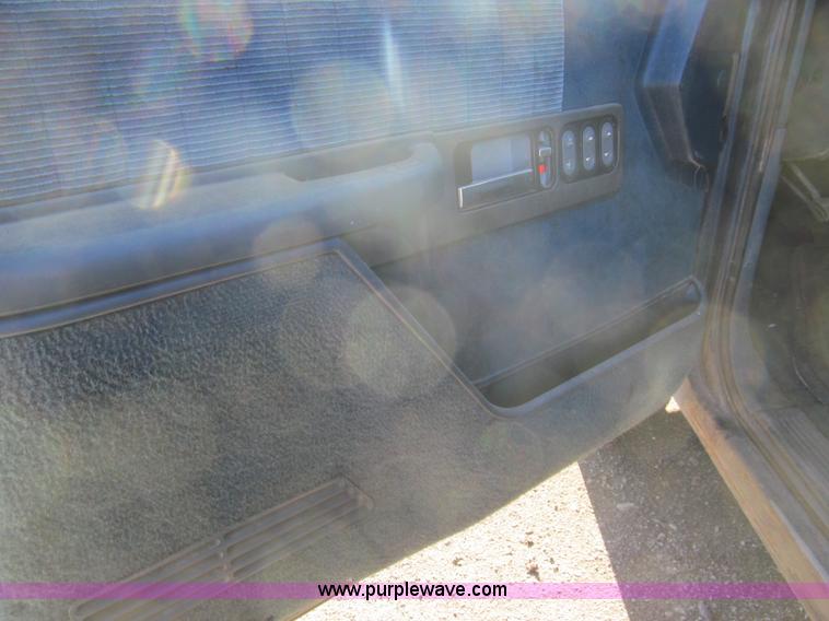 image for item G9660 1993 Chevrolet 1500 pickup truck