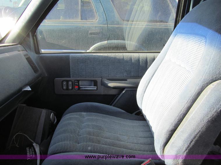 image for item G9660 1993 Chevrolet 1500 pickup truck