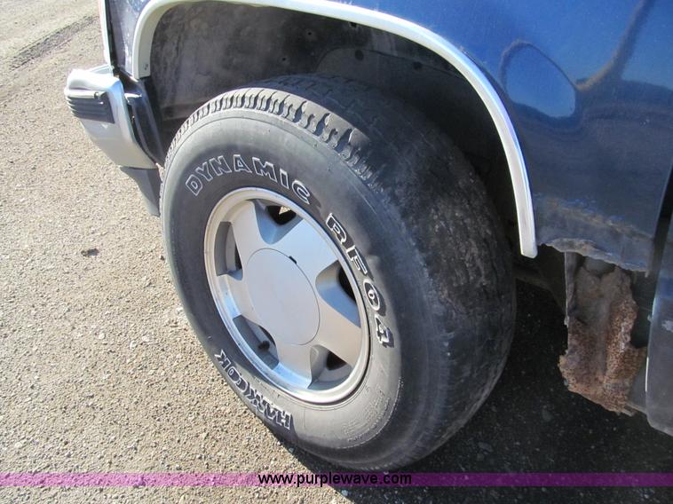 image for item G9660 1993 Chevrolet 1500 pickup truck