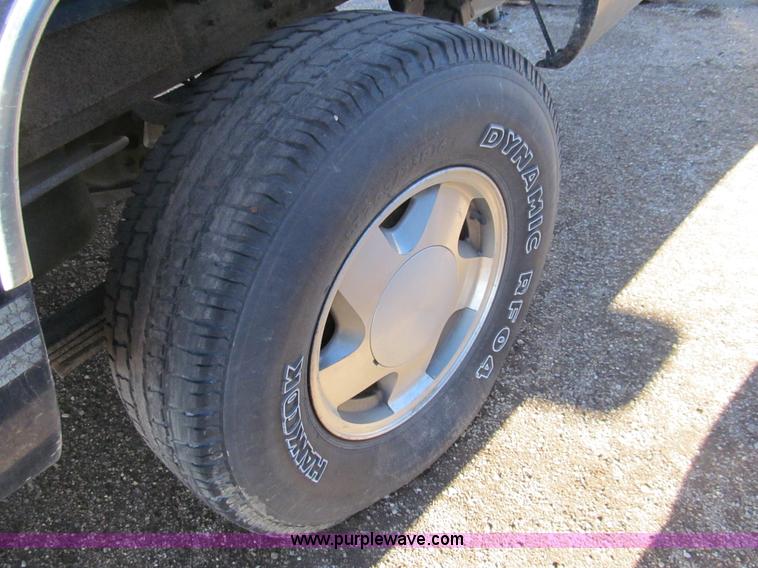 image for item G9660 1993 Chevrolet 1500 pickup truck