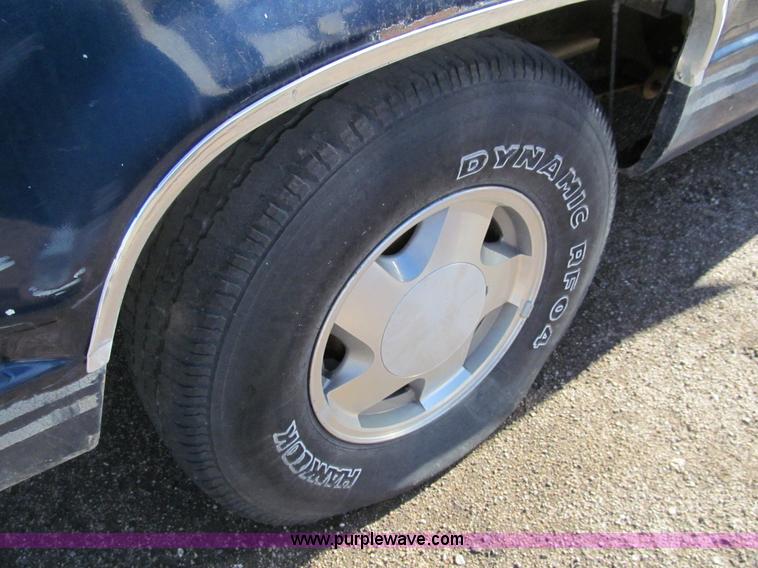 image for item G9660 1993 Chevrolet 1500 pickup truck