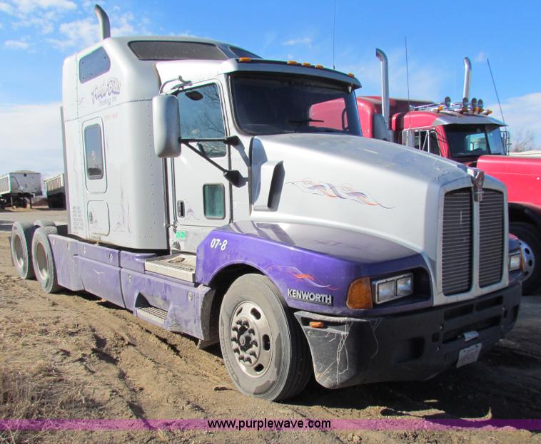 image for item AE9047 2007 Kenworth T600B semi truck