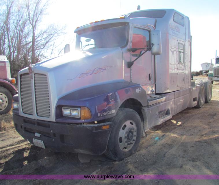 image for item AE9047 2007 Kenworth T600B semi truck