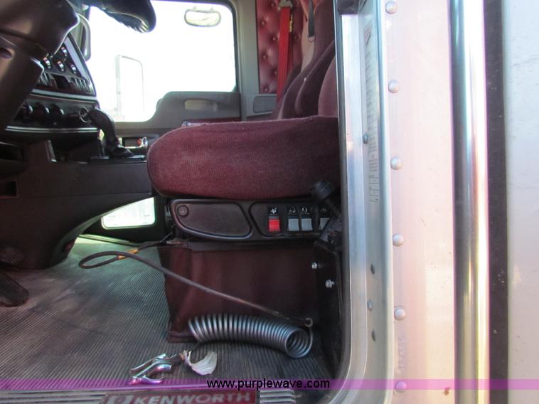 image for item AE9047 2007 Kenworth T600B semi truck