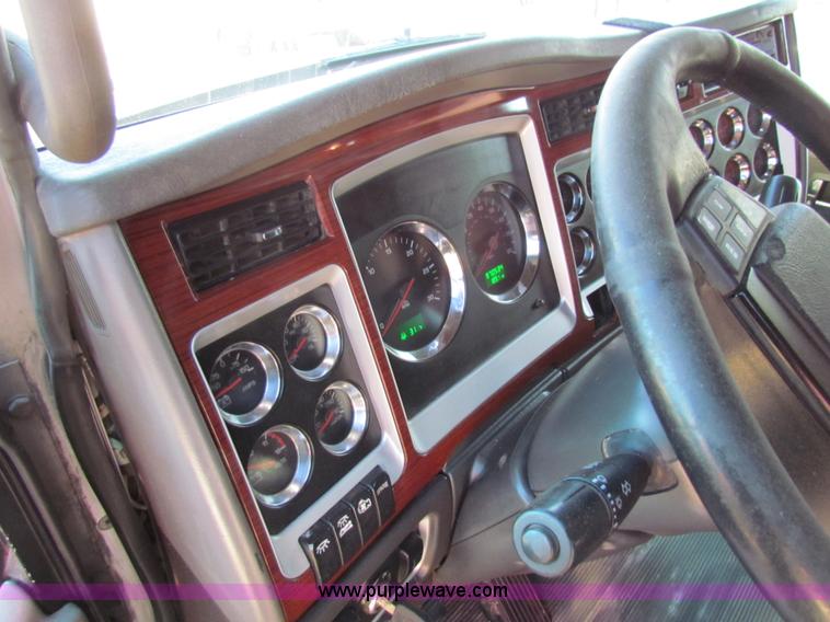 image for item AE9047 2007 Kenworth T600B semi truck