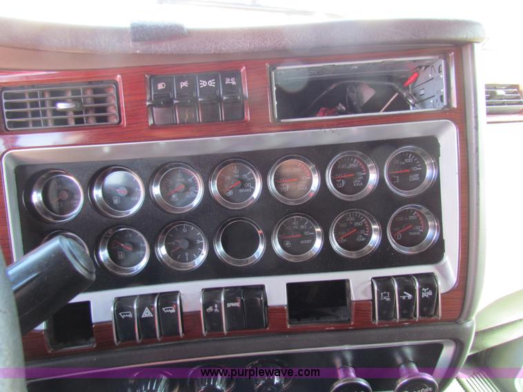 image for item AE9047 2007 Kenworth T600B semi truck