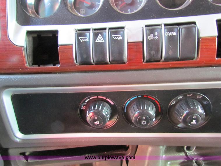 image for item AE9047 2007 Kenworth T600B semi truck