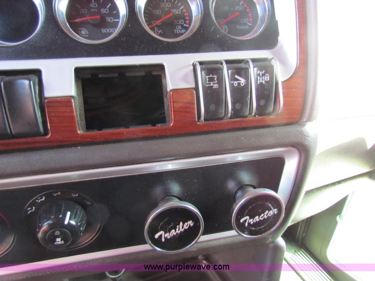 image for item AE9047 2007 Kenworth T600B semi truck