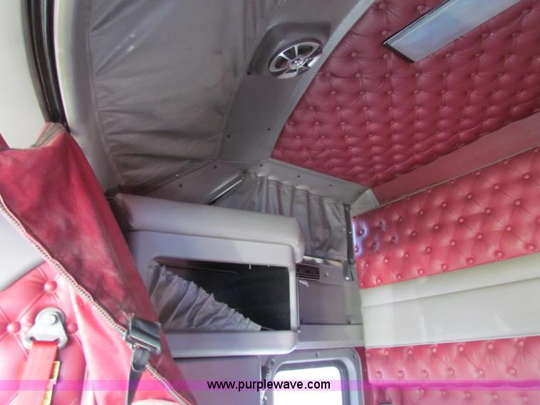 image for item AE9047 2007 Kenworth T600B semi truck