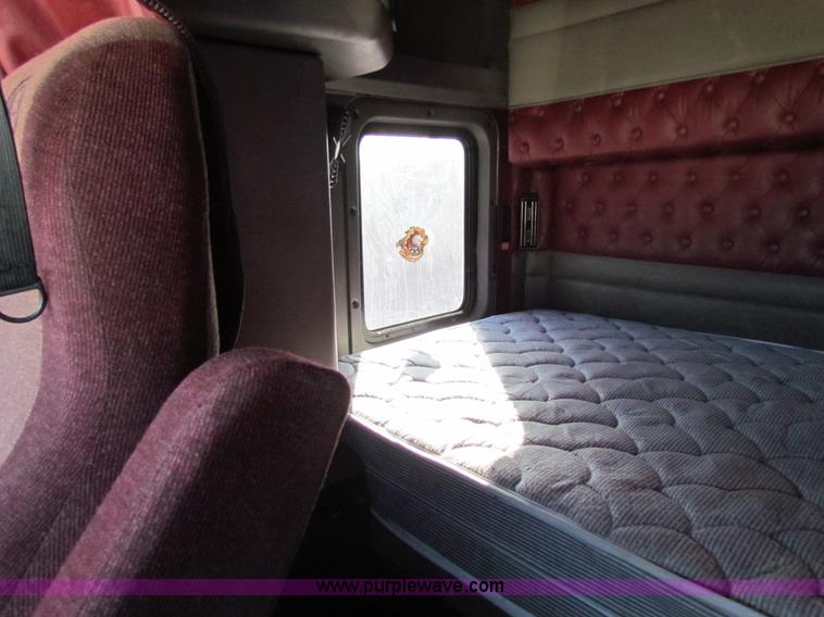 image for item AE9047 2007 Kenworth T600B semi truck