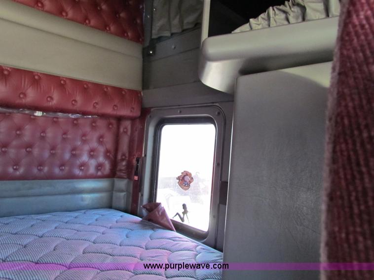 image for item AE9047 2007 Kenworth T600B semi truck