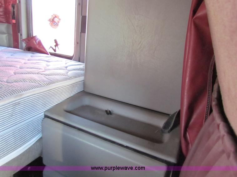 image for item AE9047 2007 Kenworth T600B semi truck