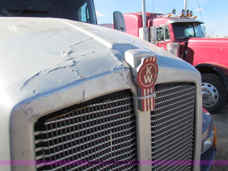 image for item AE9047 2007 Kenworth T600B semi truck