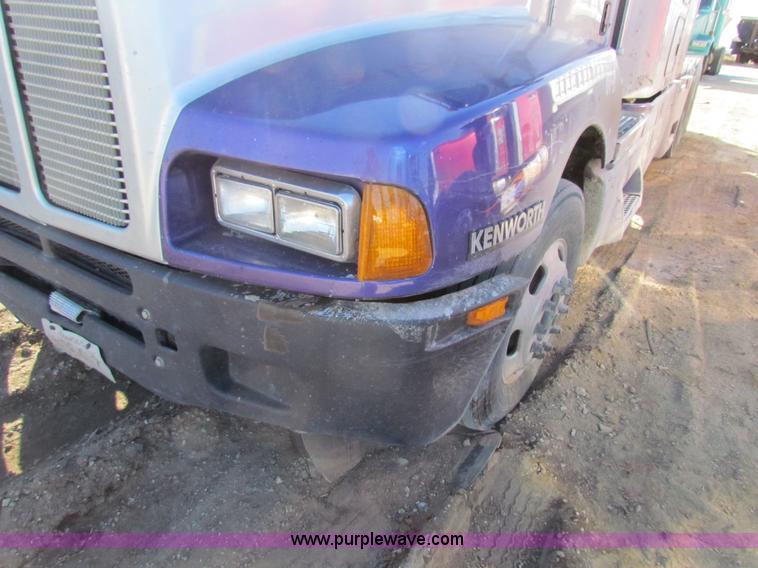 image for item AE9047 2007 Kenworth T600B semi truck