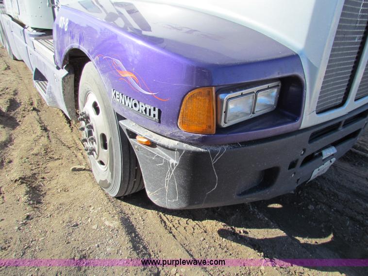 image for item AE9047 2007 Kenworth T600B semi truck