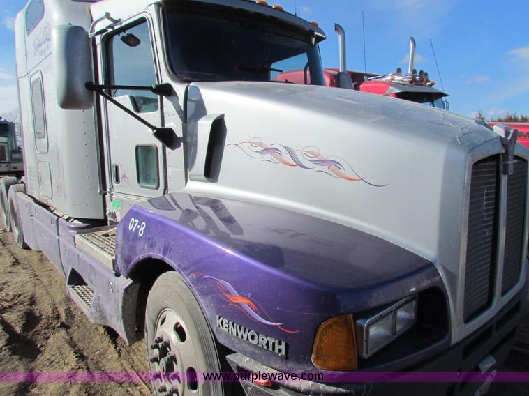image for item AE9047 2007 Kenworth T600B semi truck