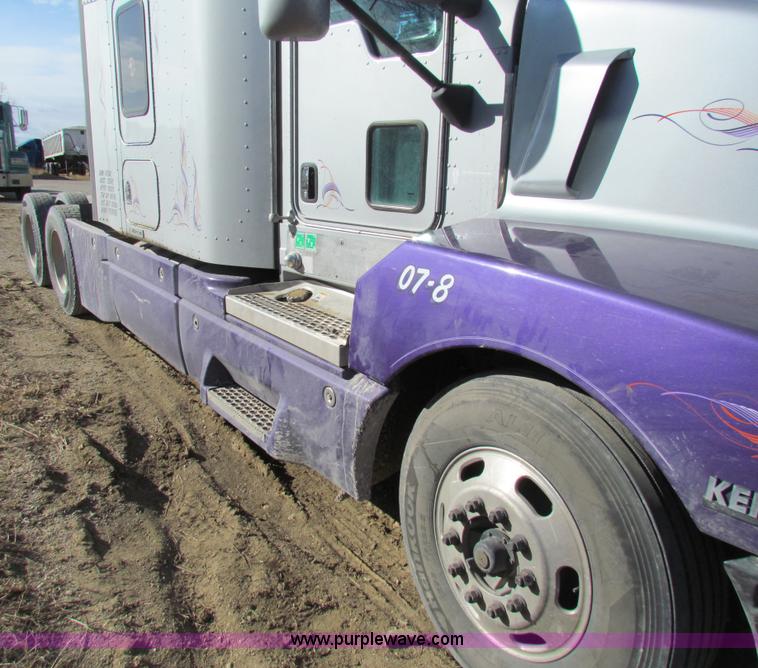 image for item AE9047 2007 Kenworth T600B semi truck