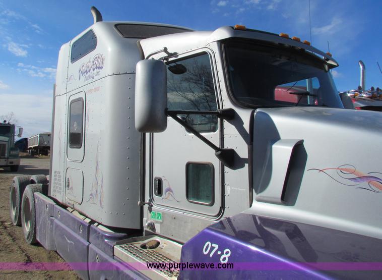 image for item AE9047 2007 Kenworth T600B semi truck
