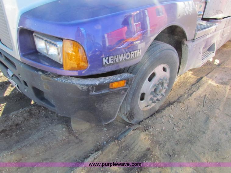 image for item AE9047 2007 Kenworth T600B semi truck