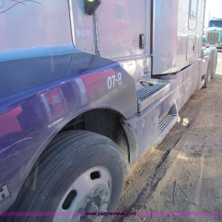 image for item AE9047 2007 Kenworth T600B semi truck