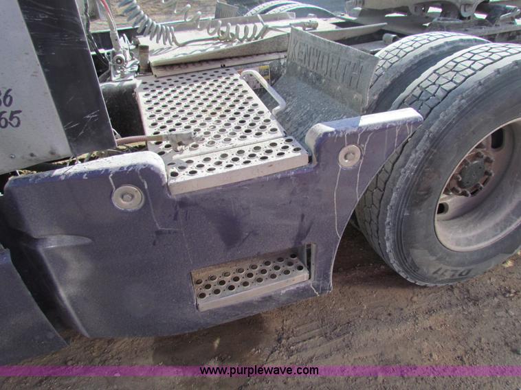 image for item AE9047 2007 Kenworth T600B semi truck