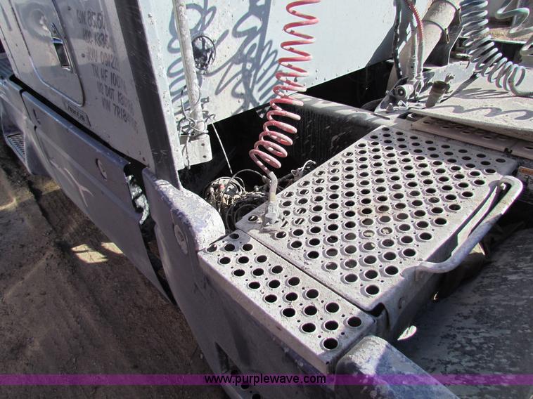 image for item AE9047 2007 Kenworth T600B semi truck