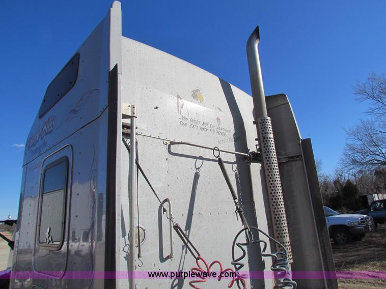 image for item AE9047 2007 Kenworth T600B semi truck