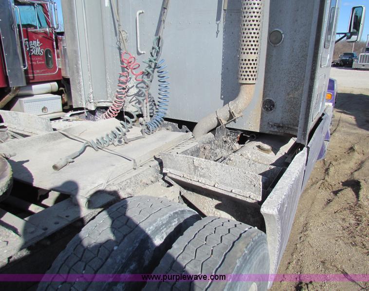 image for item AE9047 2007 Kenworth T600B semi truck