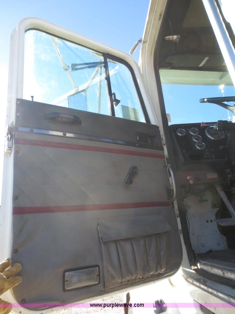 image for item F8142 1998 International 9100 semi truck