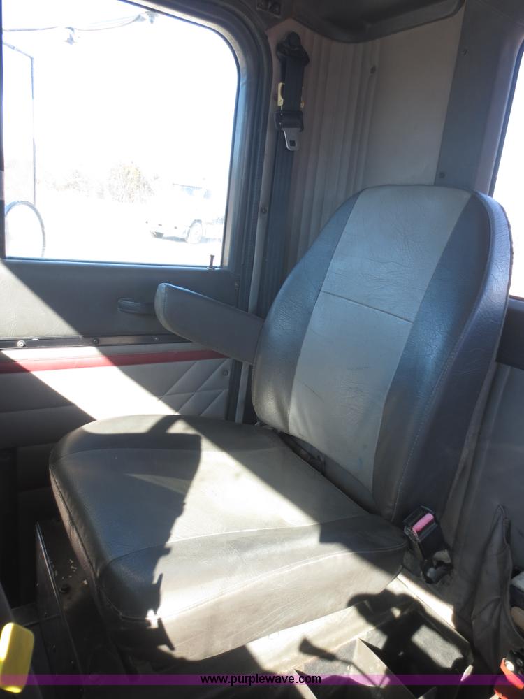 image for item F8142 1998 International 9100 semi truck