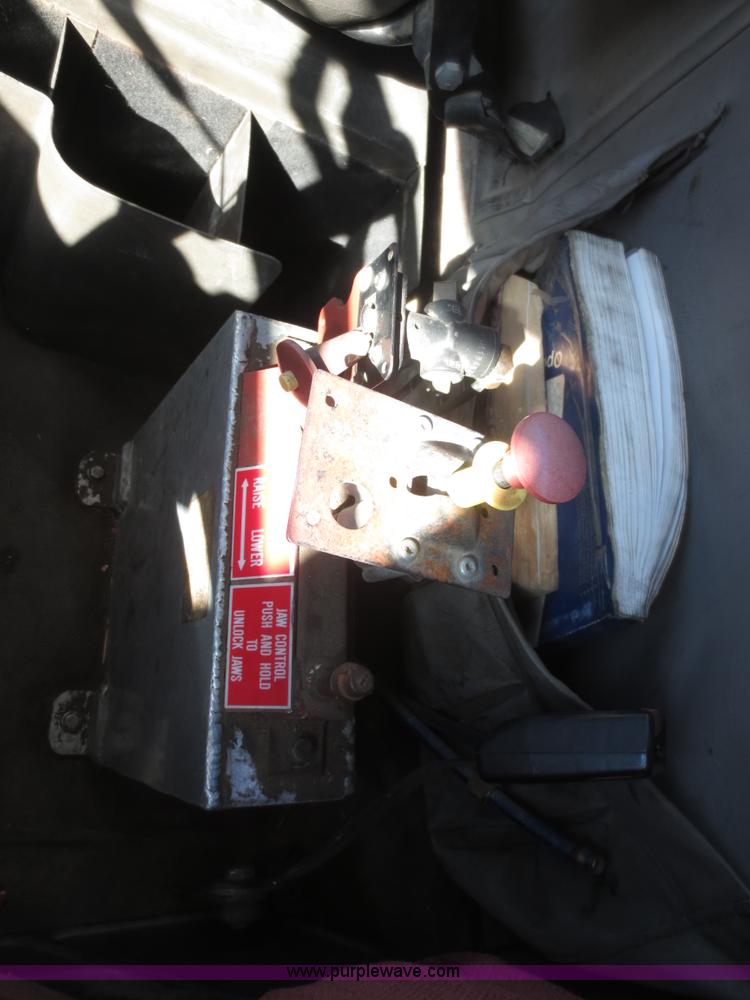 image for item F8142 1998 International 9100 semi truck